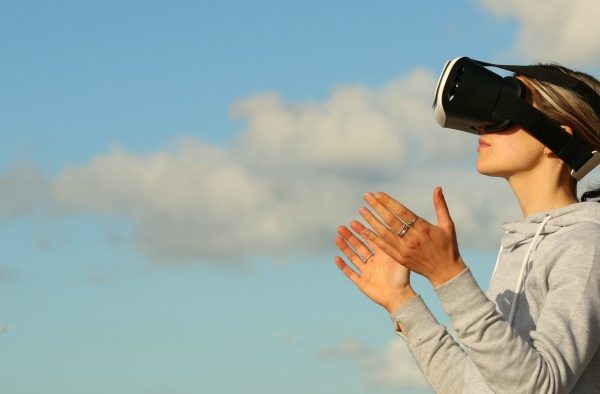 Usuario disfrutando de la realidad virtual y aumentada