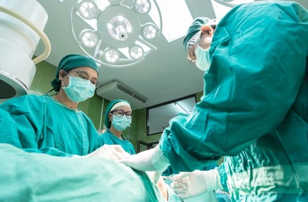 Equipo médico hospitalario realizando una operación